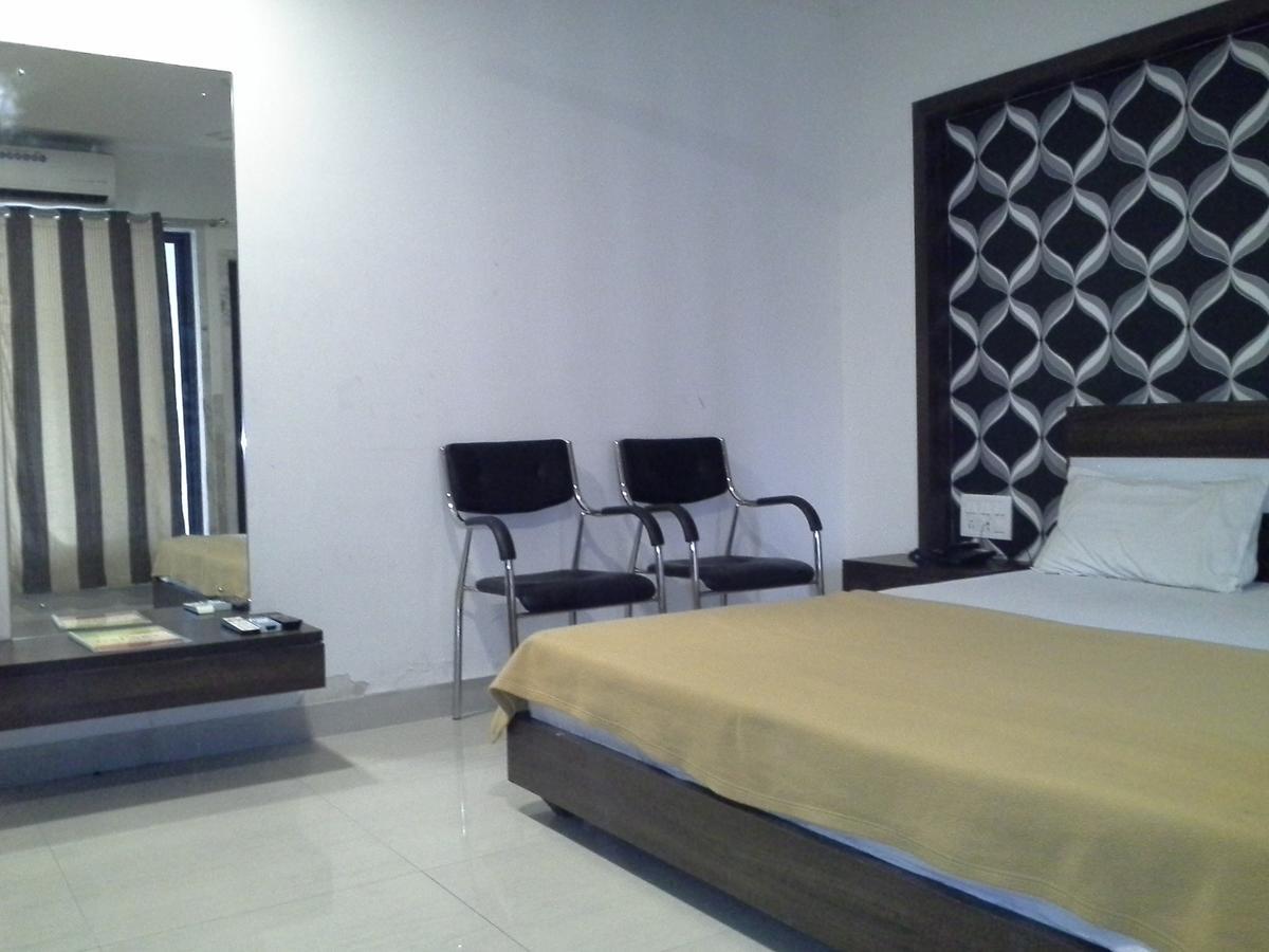 Hotel Galaxy Residency Васаи Экстерьер фото