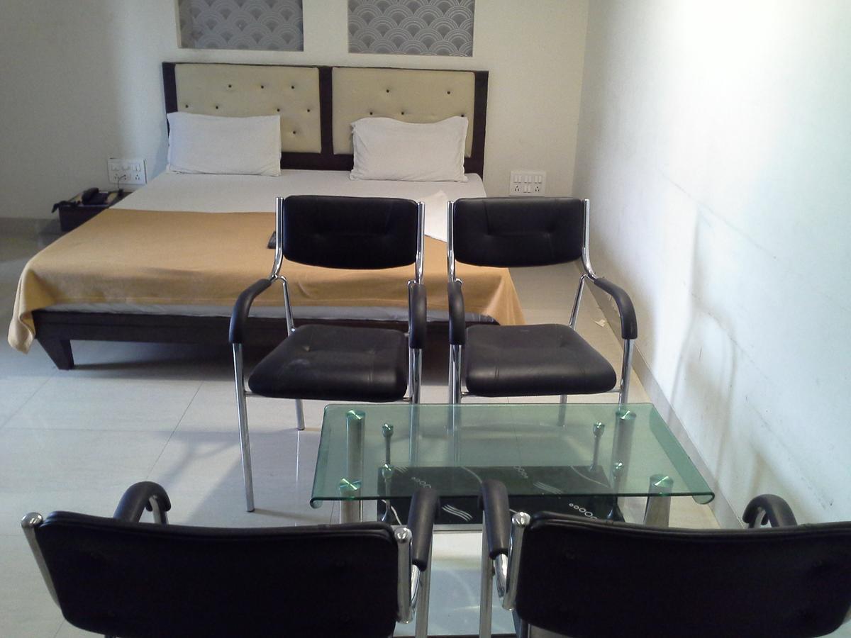 Hotel Galaxy Residency Васаи Экстерьер фото